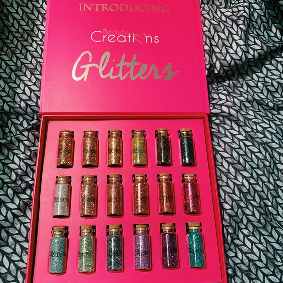 NWT Selling a glitter Collection for eyes. - Picture 2 of 3